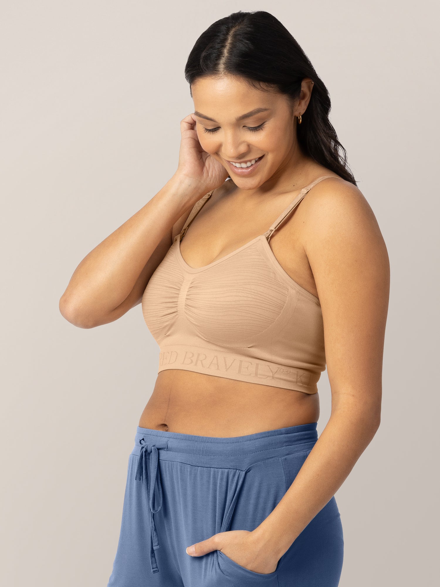 Momcozy Hands-Free Pumping Bra, Adjustable Breast-Pump Holding and Nursing  Bra for Spectra, Medela, Elvie, Willow and More
