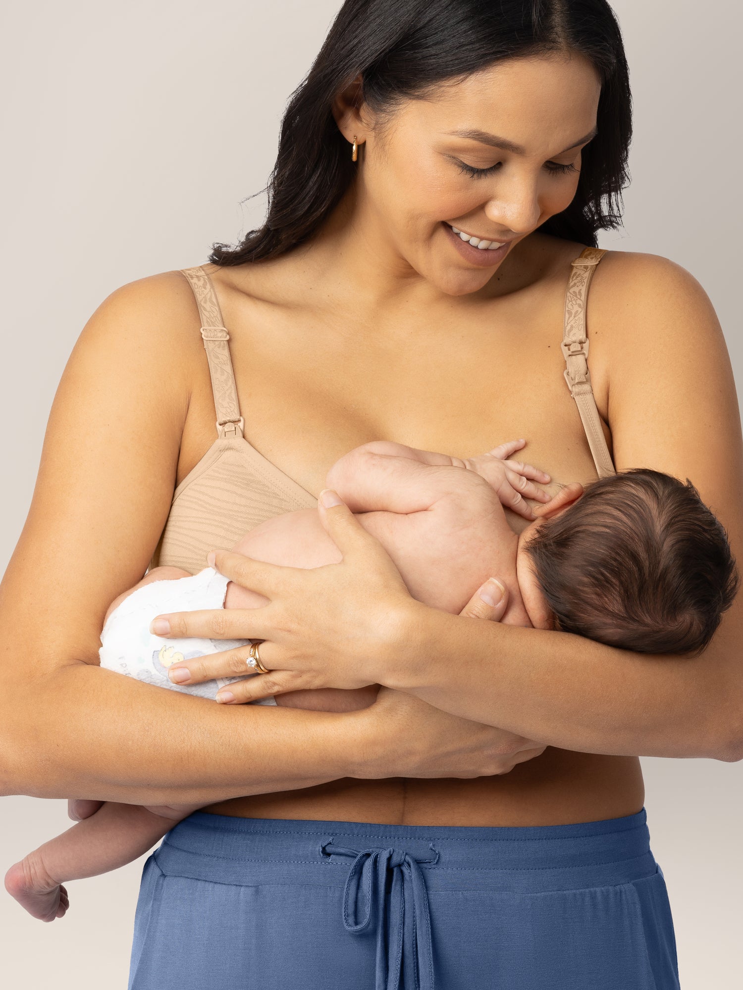 Hands Free Pumping Bra Hands-Free Breast Pump Bra Nursing Bras  for Pumping Adjustable Breast-Pumps Holding and Nursing Bra,Beige,Large :  Baby